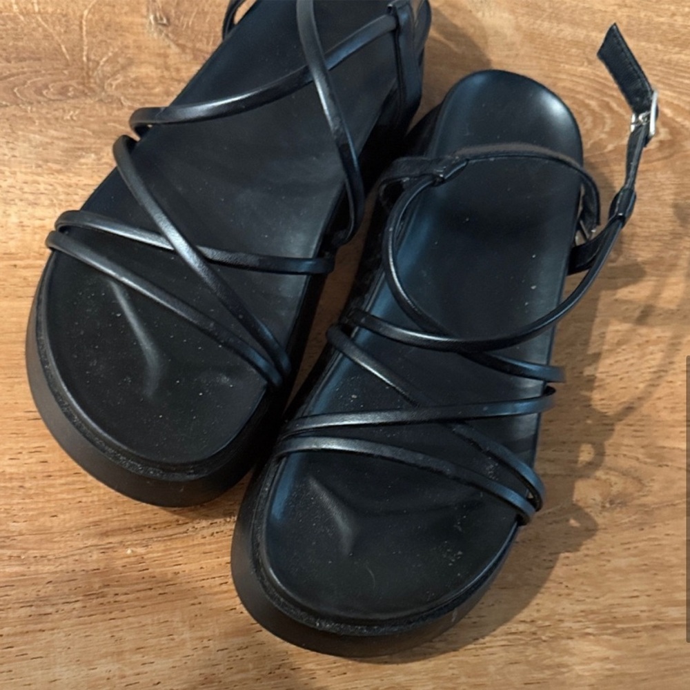 Black Strappy platform Sandals - Picture 3 of 4